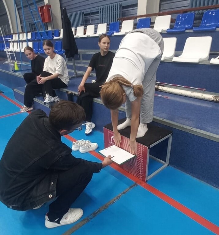 Будущие выпускники выполняют нормативы ГТО!